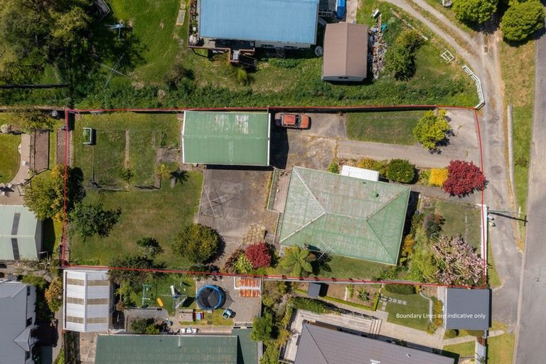 Photo of property in 82 Milton Terrace, Picton, 7220