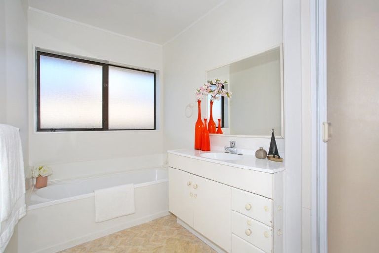 Photo of property in 52 Bob Charles Drive, Golflands, Auckland, 2013