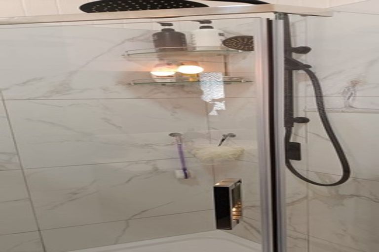 Photo of property in 105 Archibald Road, Kelston, Auckland, 0602