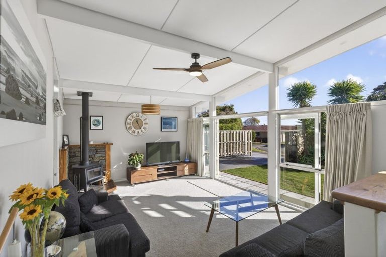Photo of property in 25 Waiwera Place, Merrilands, New Plymouth, 4312
