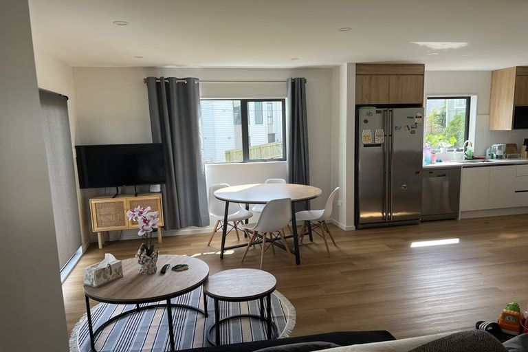 Photo of property in 17b Craigbank Avenue, New Lynn, Auckland, 0600