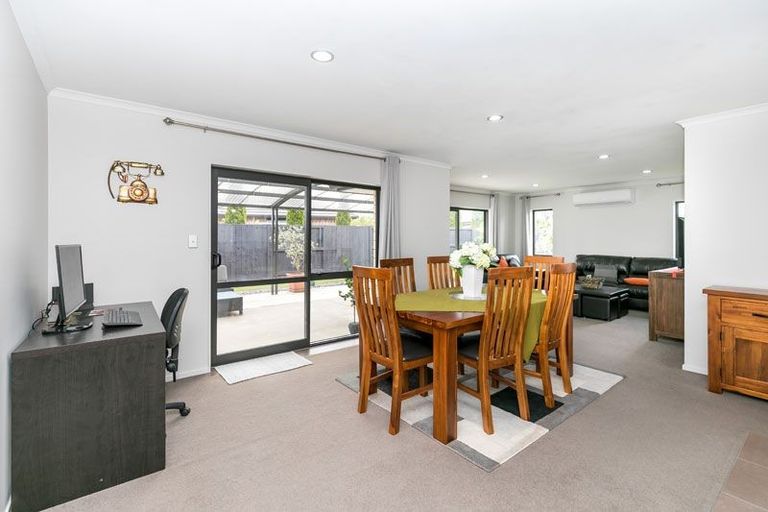 Photo of property in 28 Whitney Place, Rototuna North, Hamilton, 3210