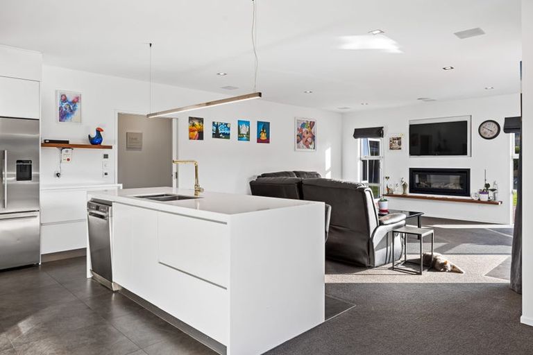 Photo of property in 22 Mercade Close, Stratford, 4332