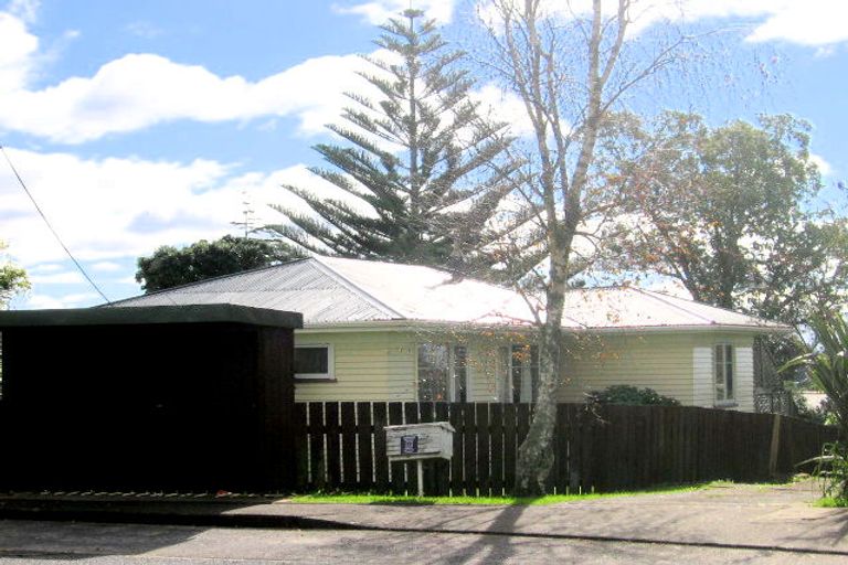 Photo of property in 111 Waimumu Road, Massey, Auckland, 0614