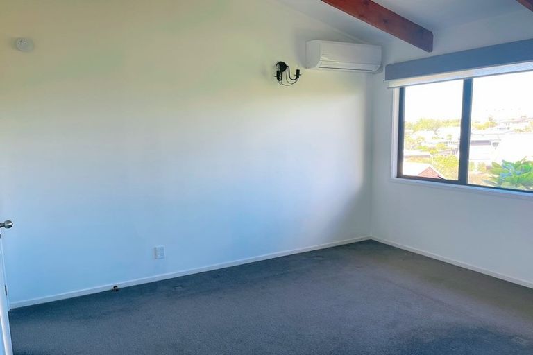 Photo of property in 2/881 East Coast Road, Northcross, Auckland, 0632