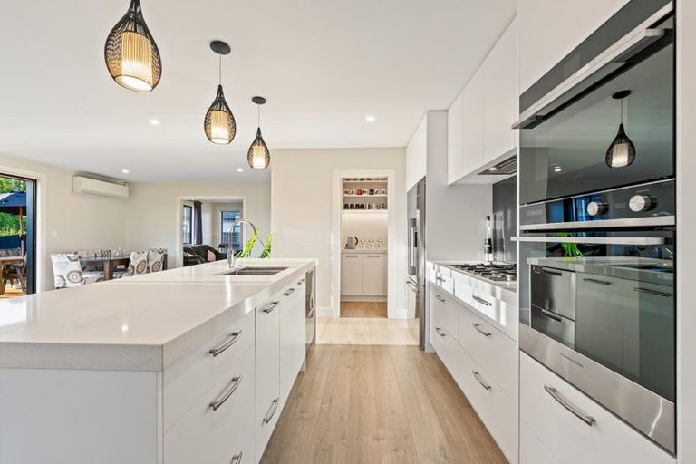 Photo of property in 13 Vogwill Road, Kumeu, 0810