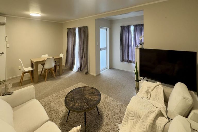 Photo of property in 2/5 Woodall Place, Totara Vale, Auckland, 0627