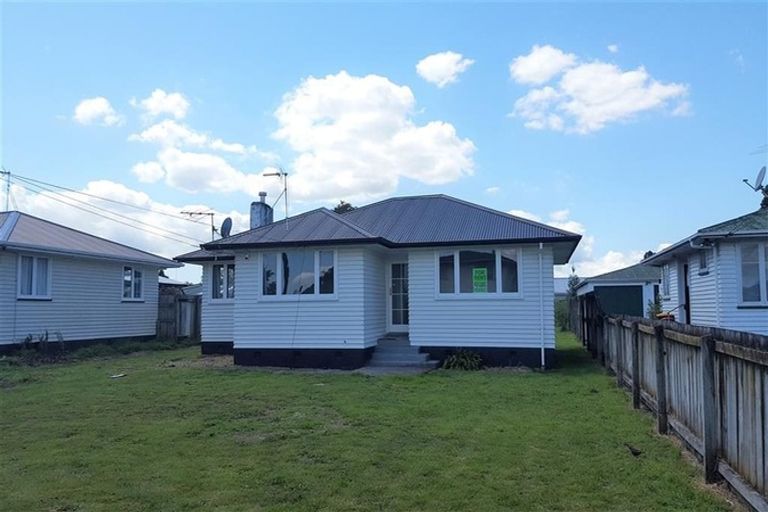 Photo of property in 27 Hill Crescent, Papakura, 2110