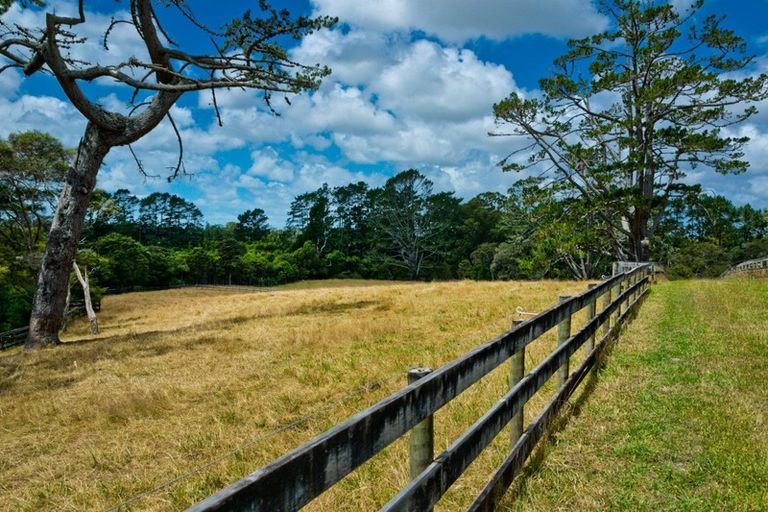 Photo of property in 11 Tawa Road, Kumeu, 0891