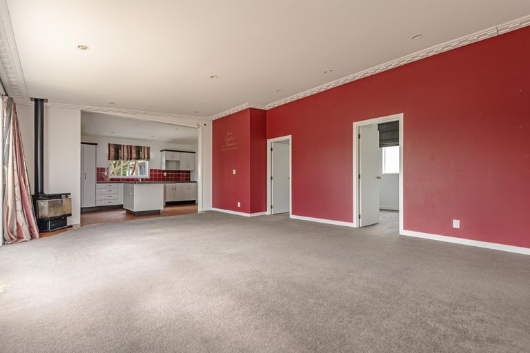 Photo of property in 2 Kowhai Street, Tokomaru, Palmerston North, 4474