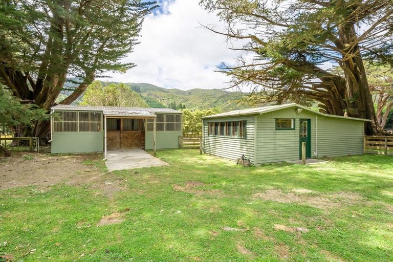 Photo of property in 32 Crowther Road, Wainuiomata, 5373