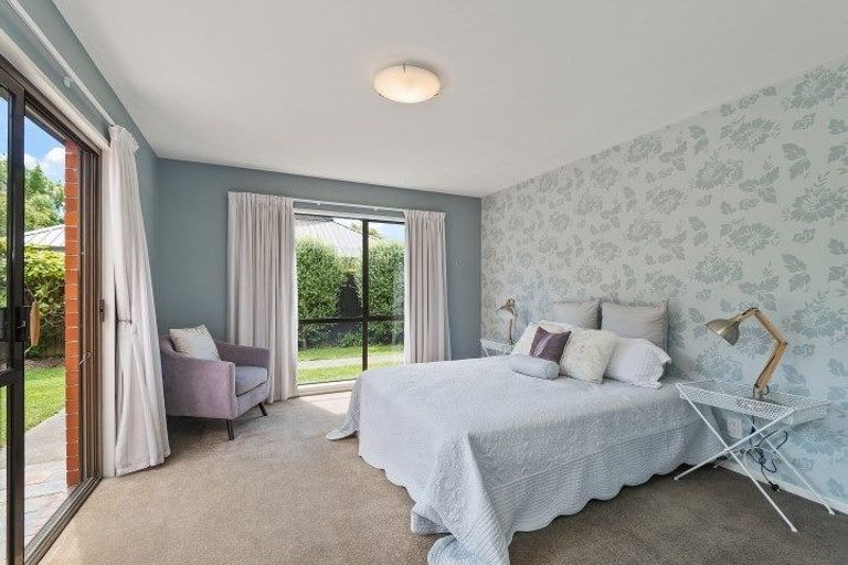 Photo of property in 4 Glenburn Place, Avonhead, Christchurch, 8042