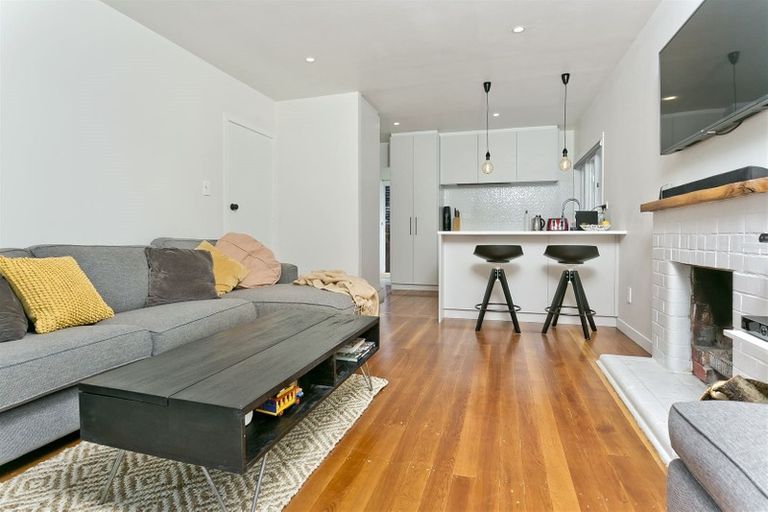 Photo of property in 1/58 Hillcrest Avenue, Hillcrest, Auckland, 0627