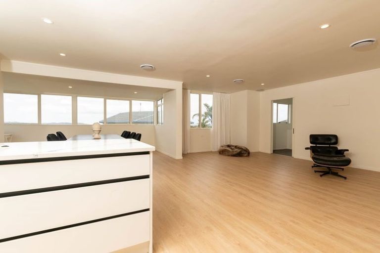 Photo of property in 26 Whiting Grove, West Harbour, Auckland, 0618