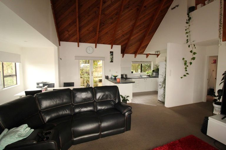 Photo of property in 10 Kayle Glen, West Harbour, Auckland, 0618