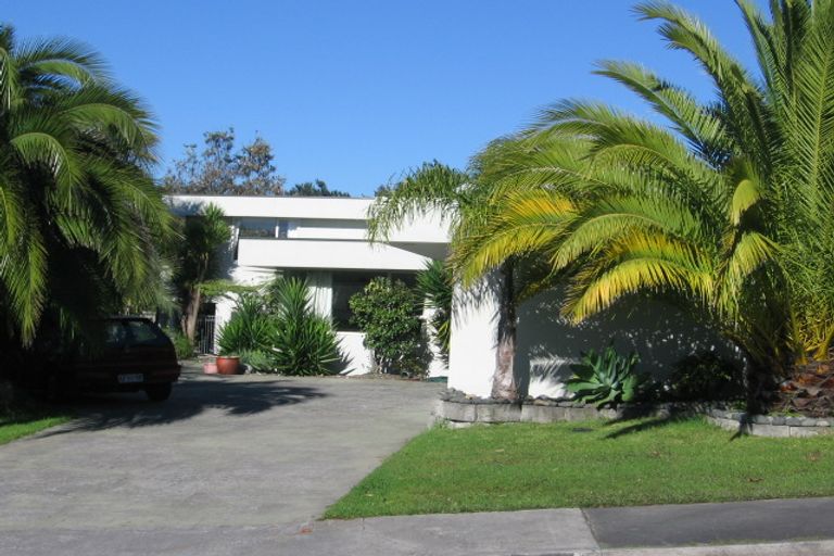 Photo of property in 11 Oakpark Place, West Harbour, Auckland, 0618