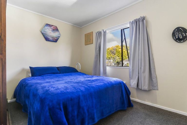 Photo of property in 1/98 Barrys Road, Glendene, Auckland, 0602