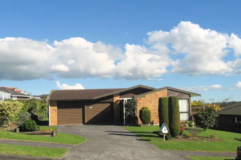 Photo of property in 90 Dalwhinnie Parade, Highland Park, Auckland, 2010