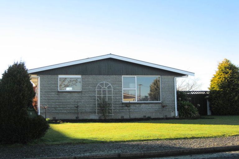 Photo of property in 1 Douglas Street, Winton, 9720