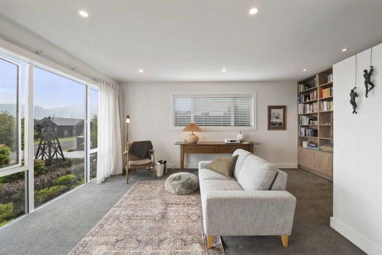 Photo of property in 5 Azalea Lane, Waipahihi, Taupo, 3330