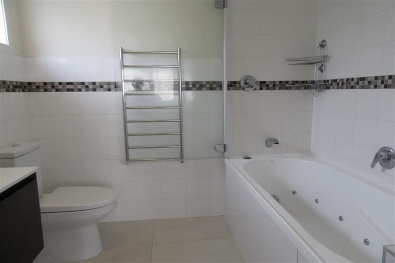 Photo of property in 117a Carlisle Road, Northcross, Auckland, 0632