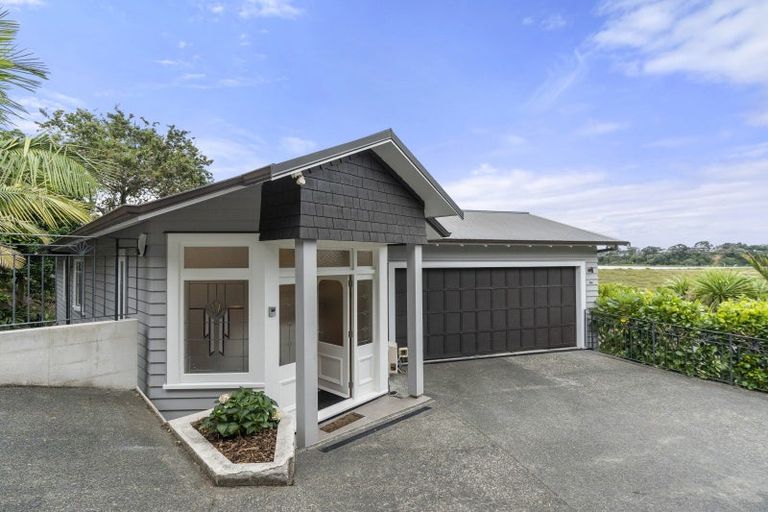 Photo of property in 28a Waterview Road, Stanley Point, Auckland, 0624