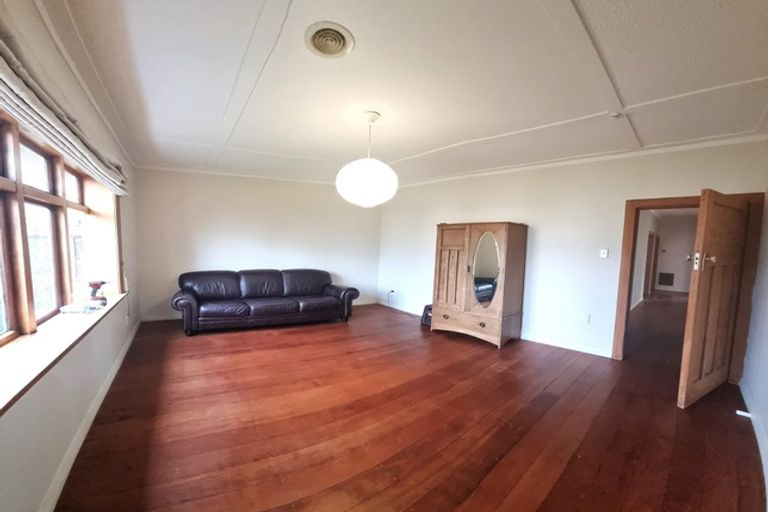 Photo of property in 122a Apu Crescent, Lyall Bay, Wellington, 6022