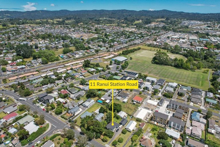 Photo of property in 11 Ranui Station Road, Ranui, Auckland, 0612