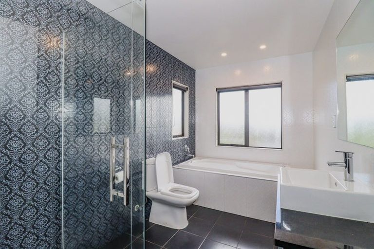 Photo of property in 16 Kinmont Rise, East Tamaki Heights, Auckland, 2016