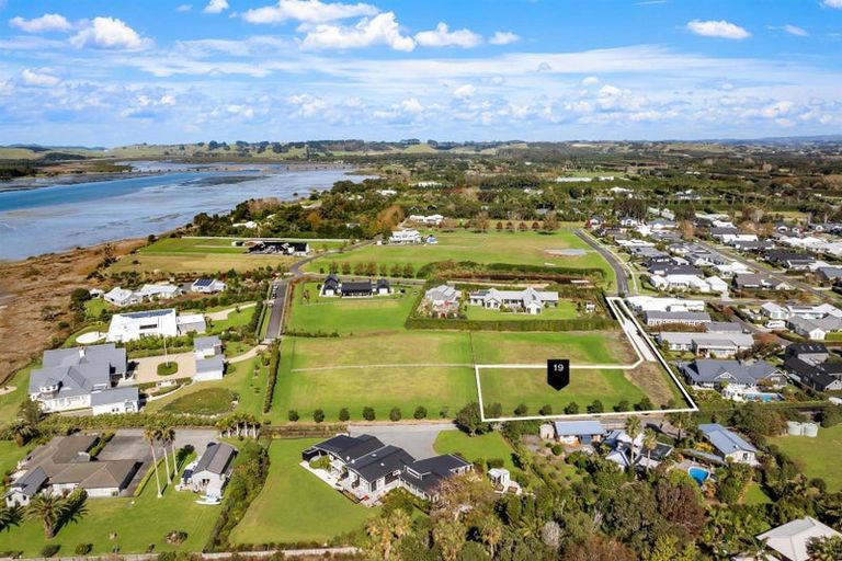 Photo of property in 19 Sandpiper Avenue, Point Wells, 0986