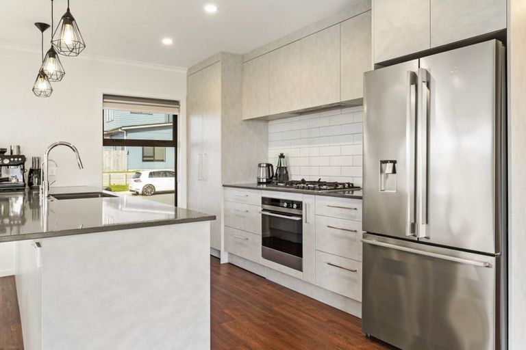 Photo of property in 5 Boeing Way, Newlands, Wellington, 6037