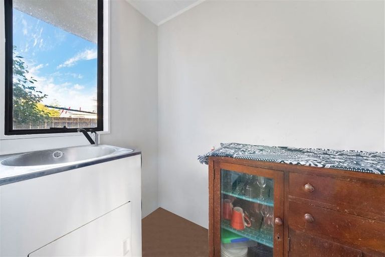 Photo of property in 2/28 Kennington Drive, Clendon Park, Auckland, 2103