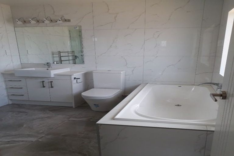 Photo of property in 13 Casheltown Way, Flat Bush, Auckland, 2019