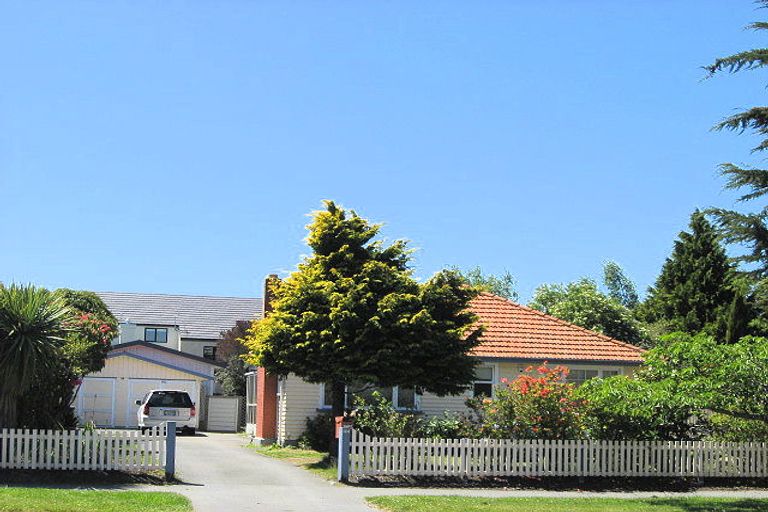Photo of property in 124 Memorial Avenue, Burnside, Christchurch, 8053