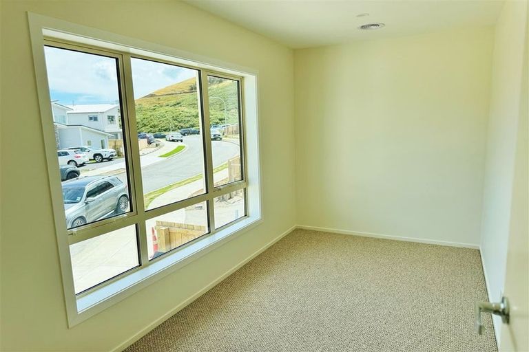 Photo of property in 7 Pine Hill Rise, Glenside, Wellington, 6037