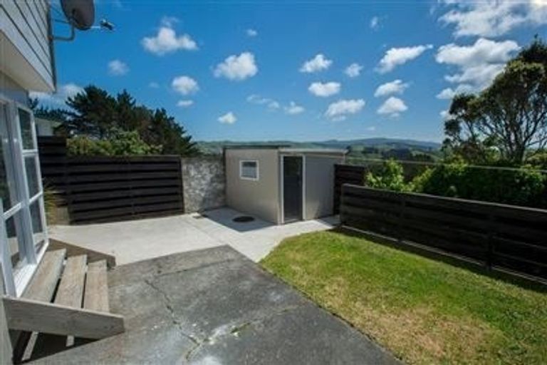 Photo of property in 12a Kingsbridge Place, Newlands, Wellington, 6037