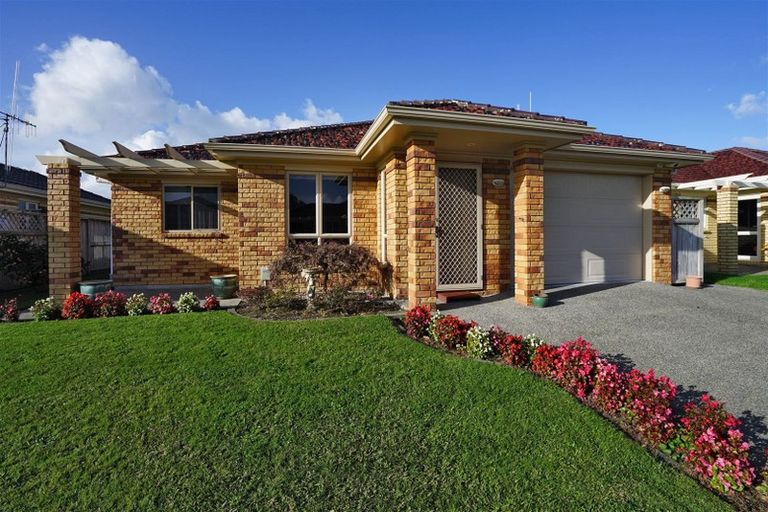 Photo of property in 37 Sovereign Isle Lane, Rototuna, Hamilton, 3210