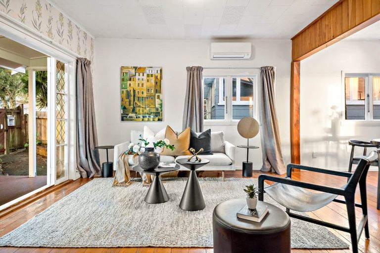 Photo of property in 129 Sunnyside Road, Sunnyvale, Auckland, 0612