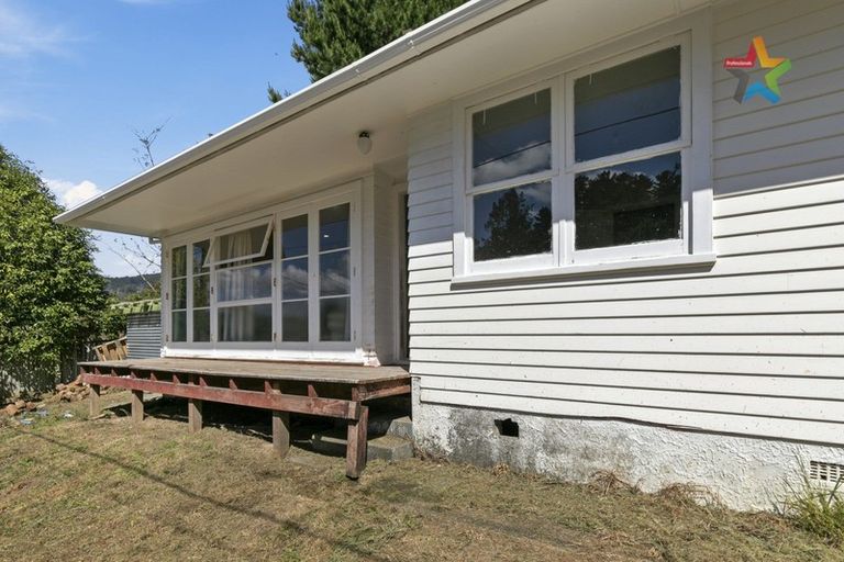 Photo of property in 21 Shackleton Grove, Stokes Valley, Lower Hutt, 5019