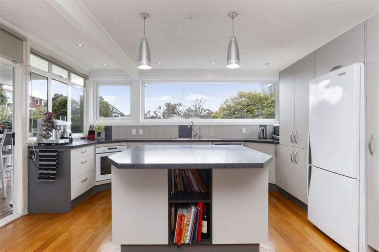 Photo of property in 43 Knightsbridge Drive, Forrest Hill, Auckland, 0620