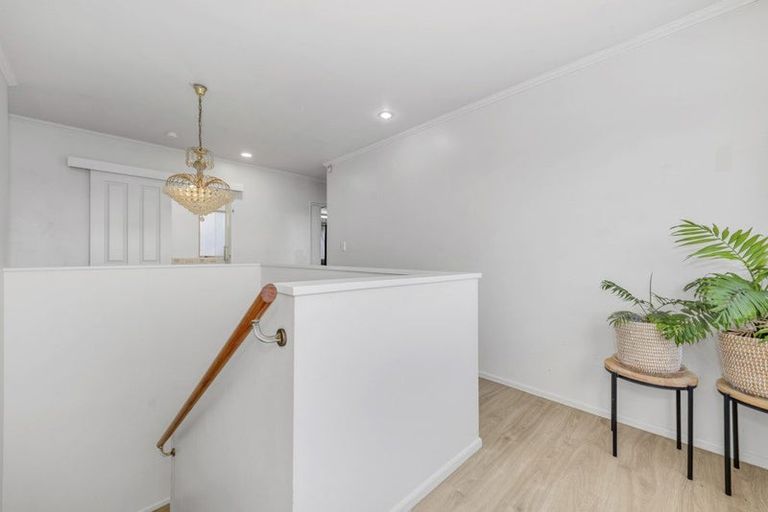 Photo of property in 3 Fairchild Avenue, Goodwood Heights, Auckland, 2105