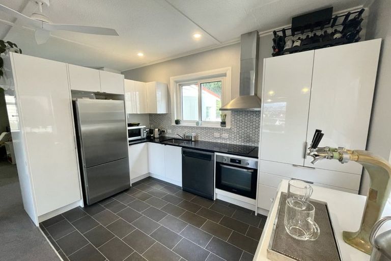 Photo of property in 26 Queens Drive, Kilbirnie, Wellington, 6022