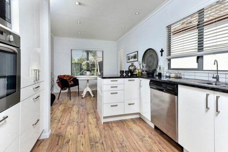 Photo of property in 16 Chettle Court, New Lynn, Auckland, 0600