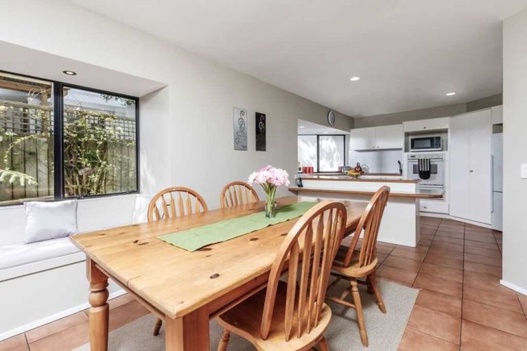 Photo of property in 2/8 Sunnynook Road, Sunnynook, Auckland, 0620