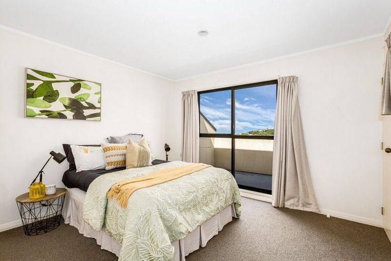 Photo of property in 21 Ladbrooke Drive, Newlands, Wellington, 6037