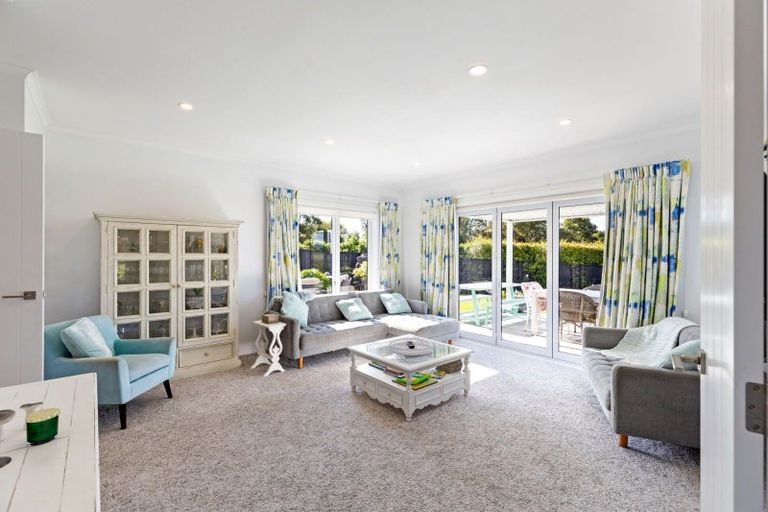 Photo of property in 51 Coutts Way, Fitzherbert, Palmerston North, 4410