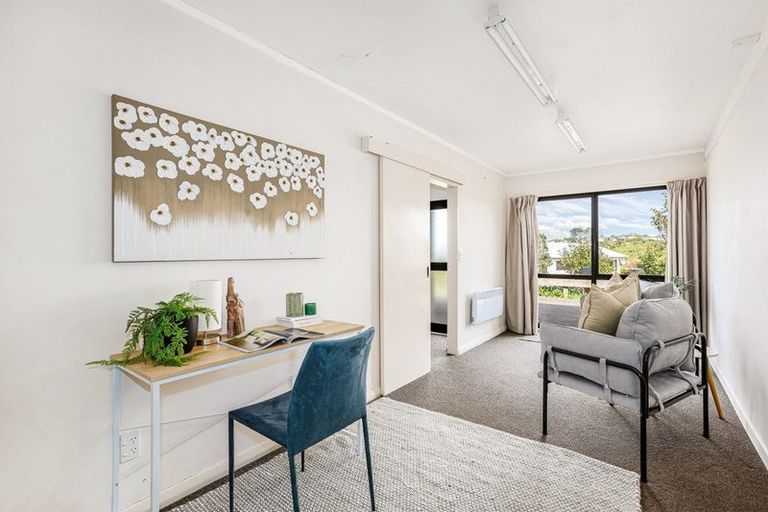 Photo of property in 21 Ladbrooke Drive, Newlands, Wellington, 6037