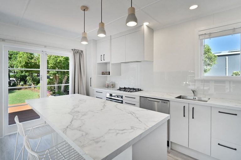 Photo of property in 28 Pitt Street, Clive, 4102