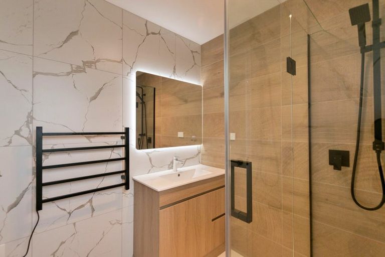 Photo of property in 17e Martin Place, Kelston, Auckland, 0602