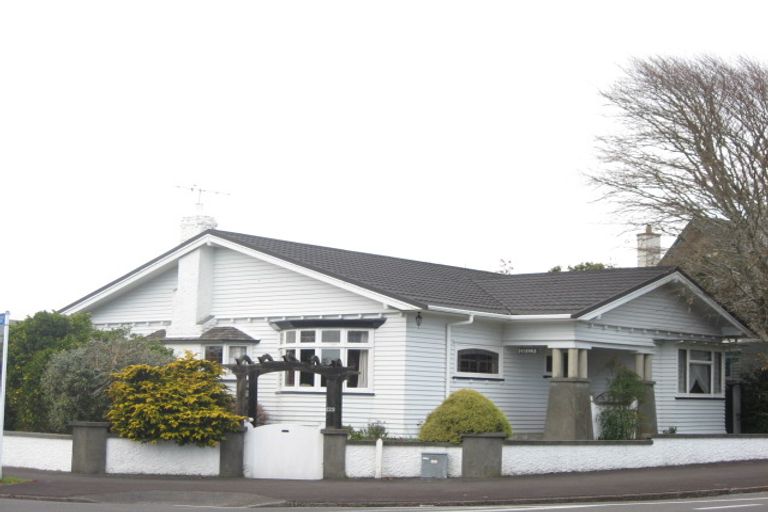 Photo of property in 123 Carrington Street, Lower Vogeltown, New Plymouth, 4310